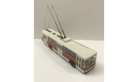 троллейбус ЗИУ-682Г 1991 г, масштабная модель, scale0