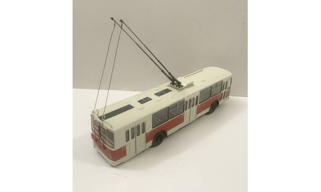 троллейбус ЗИУ-682Г 1991 г, масштабная модель, scale0