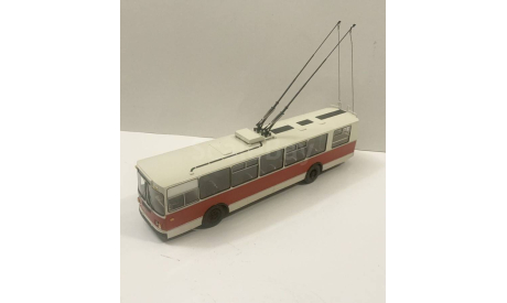 троллейбус ЗИУ-682Г 1991 г, масштабная модель, scale0