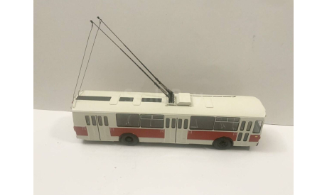 троллейбус ЗИУ-682Г 1991 г, масштабная модель, scale0