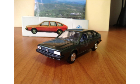 VW Passat (B2) GLS variant dark green metallic 1981-88г. Conrad, масштабная модель, scale43, Volkswagen