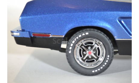 Ford -  1976 Ford Mustang II Mach 1 - Blue w-Black, масштабная модель, 1:18, 1/18, Greenlight Collectibles