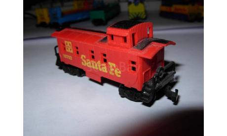 бригадный вагон-CABOOSE американской дороги Santa Fe 1/160 N 9mm Aurora Мексика 1:160, железнодорожная модель, scale0