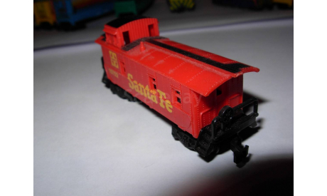 бригадный вагон-CABOOSE американской дороги Santa Fe 1/160 N 9mm Aurora Мексика 1:160, железнодорожная модель, scale0