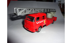 модель 1/43 пожарная автолестница Magirus DL-30H Berliet GBK-18 с 3-мя фигурками Norev Франция пластик 1:43 пожарный
