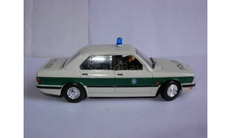 модель 1/43 полицейский BMW 518i E28 Polizei Bond 007 Полиция Universal Hobbies металл 1:43, масштабная модель, scale43