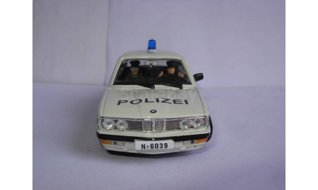 модель 1/43 полицейский BMW 518i E28 Polizei Bond 007 Полиция Universal Hobbies металл 1:43, масштабная модель, scale43