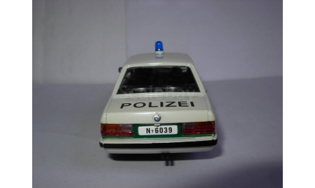 модель 1/43 полицейский BMW 518i E28 Polizei Bond 007 Полиция Universal Hobbies металл 1:43, масштабная модель, scale43