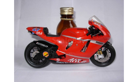 модель 1/12 гоночный мотоцикл DUCATI - DESMOSEDICI N 27 MOTOGP C. STONER 2007 WORLD CHAMPION Altaya 1:12, масштабная модель мотоцикла