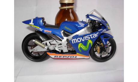 модель 1/12 гоночный мотоцикл HONDA - RS250RW MOVISTAR REPSOL N 1 250cc D.PEDROSA 2005 WORLD CHAMPION Altaya металл 1:12, масштабная модель мотоцикла