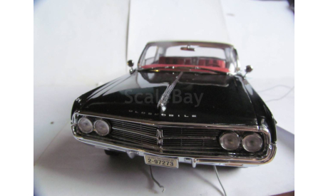 модель 1/18 Oldsmobile Starfire 1962 Yatming Signature Series металл, масштабная модель, scale18