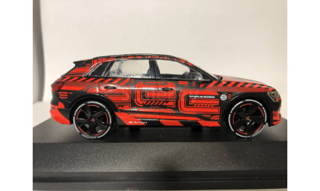 Audi e-tron в масштабе 1:43 дилерский., масштабная модель, scale43