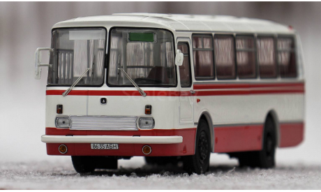 Масштабная модель 695Н бело-красный, масштабная модель, Classicbus, 1:43, 1/43