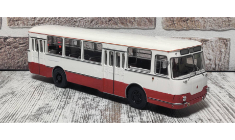 Автобус ЛиАЗ-677 ’Джентльмены Удачи’ белый с красной полосой КБ, масштабная модель, Classicbus, scale43