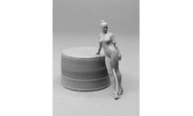 Девушка у машины 1:43 АМформа 0214, фигурка, scale43