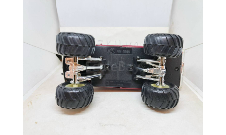 Chevrolet Suburban 4х4 Бигфут Bigfoot Sunny Side 136, масштабная модель, scale35