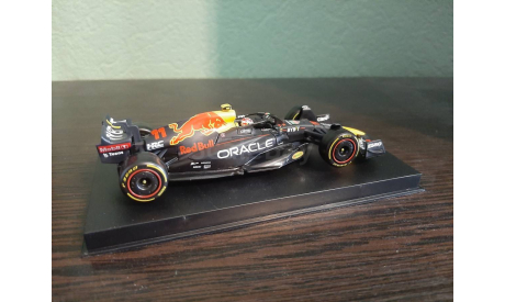 Red Bull RB18 #11 2022 Sergio Perez, масштабная модель, Burago Signature, 1:43, 1/43