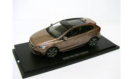 Volvo V40 Cross Country 4WD 2013г 1/43 MotorArt --- Вольво Вэ40 Кросс Кантри 4х4 silver-red (серебристо-медная), масштабная модель, 1:43