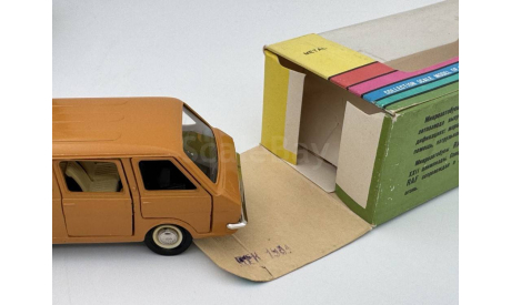 0025) РАФ 2203 А-18 золотисто-охровый, масштабная модель, scale43