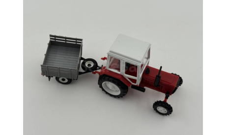 0246) Трактор МТЗ-82 Belarus с прицепом красный белый, масштабная модель, scale43