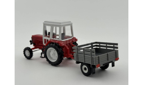 0246) Трактор МТЗ-82 Belarus с прицепом красный белый, масштабная модель, scale43