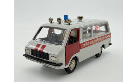 0193) РАФ 2203 Скорая помощь, масштабная модель, scale43