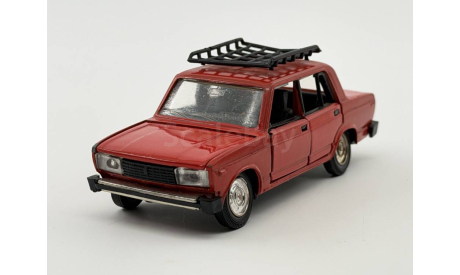0092) Волжский  2105 красный с багажником, масштабная модель, scale43