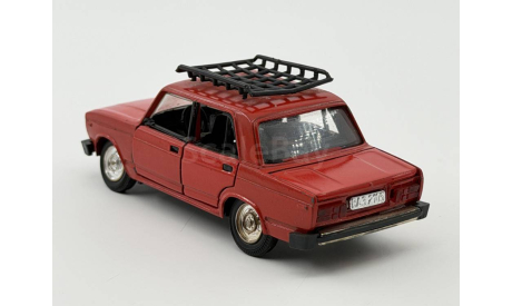 0092) Волжский  2105 красный с багажником, масштабная модель, scale43