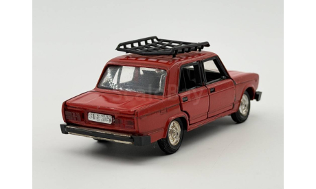 0092) Волжский  2105 красный с багажником, масштабная модель, scale43