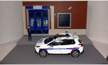 Peugeot 2008 (2013) с диорамой полицейский участок (Франция), масштабная модель, Norev, scale43