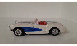 Corvette 1957 / 1:43 / New Ray