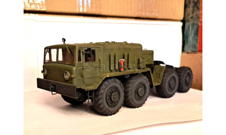 1/35 модель автомобиля МАЗ-537Г военный четырёхосный седельный тягач с полуприцепом-тяжеловозом ЧМЗАП-5247Г СССР 1963 год, масштабная модель, коллекция Новостройки СПб, scale35