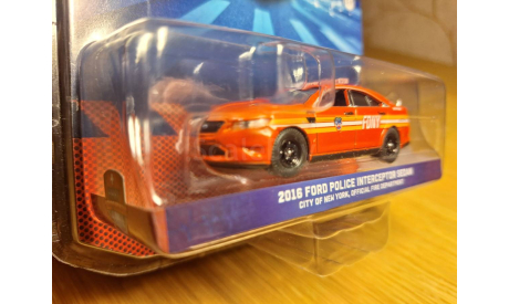 Модель автомобиля FORD Police Interceptor Sedan (FDNY) EMS Division 4, GreenLight масштаб 1:64, масштабная модель, Rollin, scale64