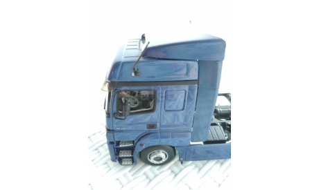 Тягач Mercedes-Benz Axor 1 (Minichamps, 1:43), масштабная модель, 1/43