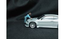 Фигурки 1/43 Девушка из автосервиса опирается на авто, фигурка, OVB, scale43