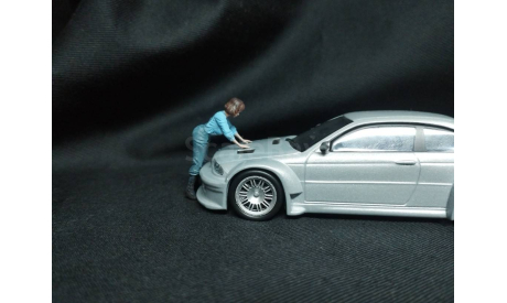 Фигурки 1/43 Девушка из автосервиса опирается на авто, фигурка, OVB, scale43
