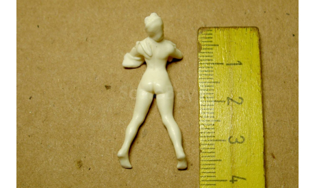 1/43 кит-фигурка Девушка загорающая ню (смола), фигурка, 1:43