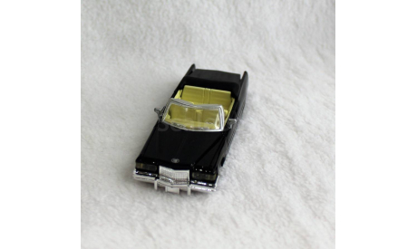 1/43  Cadillac NEW RAY, масштабная модель