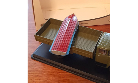 ЗИЛ-130Г хаки (+груз лодка Казанка), масштабная модель, SSM, 1:43, 1/43