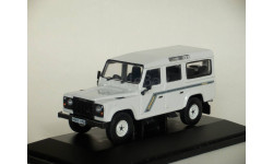 Land Rover Defender - Corgi -1/43 (треснут бокс, картон надорван)