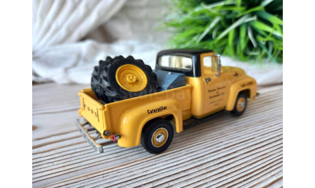Ford F-100 1955 ’Caterpillar’ Matchbox, масштабная модель, scale43