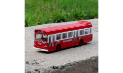 Автобус Leyland красный с белым