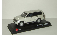 Мицубиси Mitsubishi Pajero 4 4x4 Long Super Exceed белый перламутр 1:43 J-Collection JCP81001WH