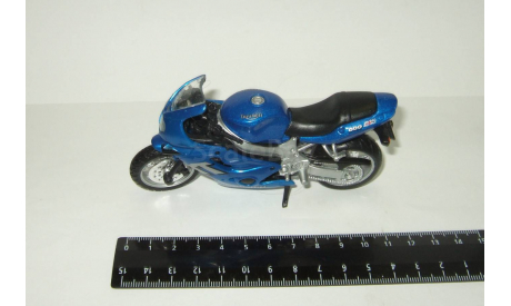 мотоцикл Triumph Daytona 600 Maisto 1:18, масштабная модель мотоцикла, 1/18, Maisto-Swarovski