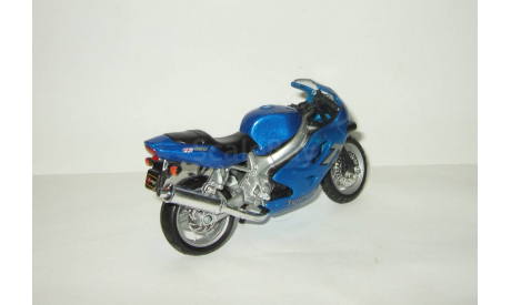 мотоцикл Triumph Daytona 600 Maisto 1:18, масштабная модель мотоцикла, 1/18, Maisto-Swarovski