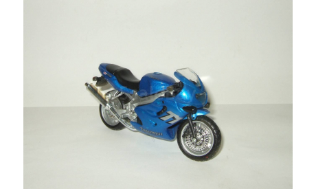 мотоцикл Triumph Daytona 600 Maisto 1:18, масштабная модель мотоцикла, 1/18, Maisto-Swarovski