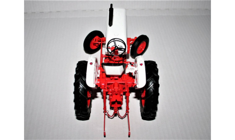CASE David Brown 995 (1973 г.) red/white Italy, масштабная модель трактора, Universal Hobbies, scale16