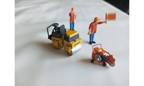 1/50 мини-каток BOMAG BW75 adl и нарезчик швов + две фигуры, масштабная модель, Conrad, scale50
