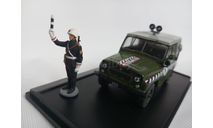 1:43 УАЗ-комендатура с фигуркой регулировщика, в боксе, масштабная модель, Автомобиль на службе, журнал от Deagostini, scale43
