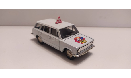 ВАЗ-2102 учебная АГАТ, масштабная модель, scale43